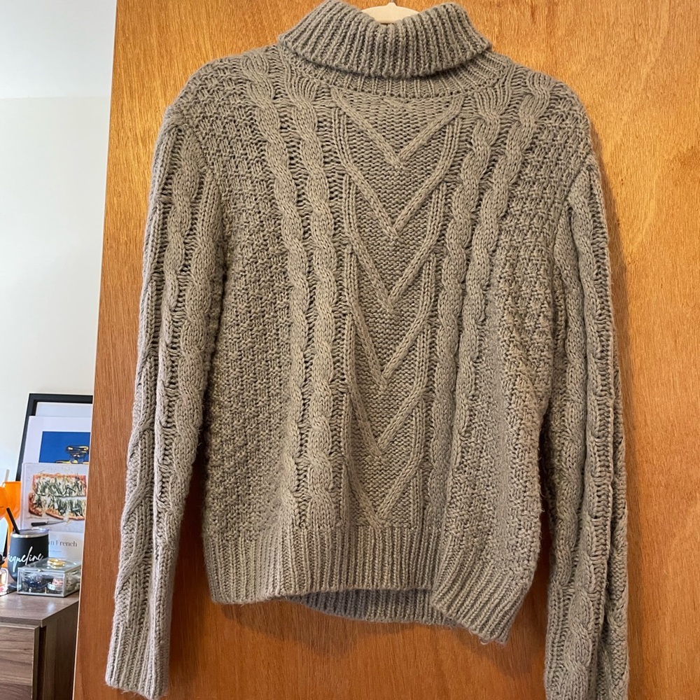 Francesca’s Gray Turtleneck Cable Knit Sweater Size Small